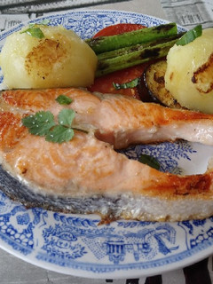 Una foto de Salmón con verduras a la plancha