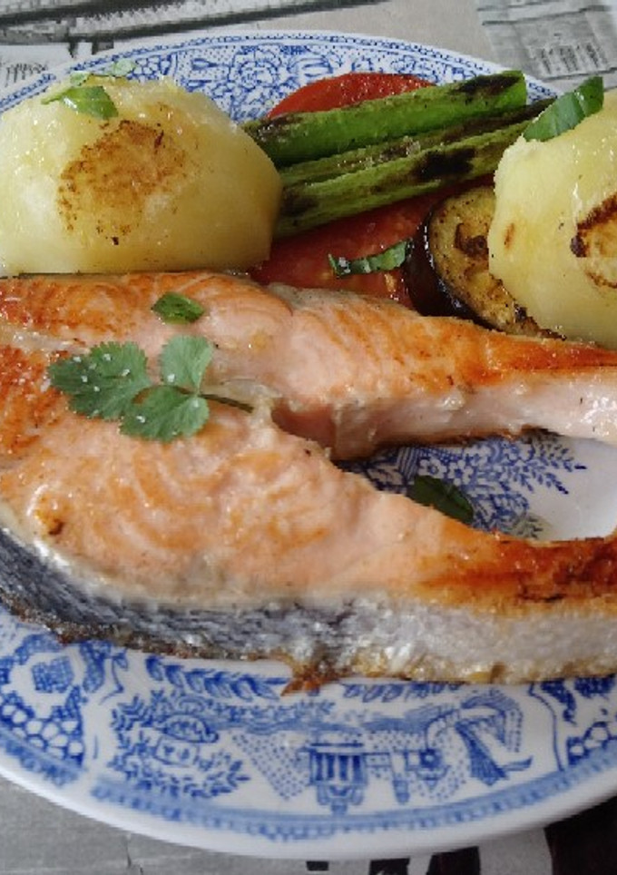 Una foto de Salmón con verduras a la plancha