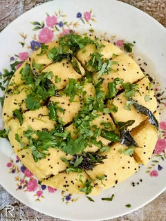 ઇન્સ્ટન્ટ ખમણ (instant khaman recipe in gujarati) રેસીપી મુખ્ય ફોટો