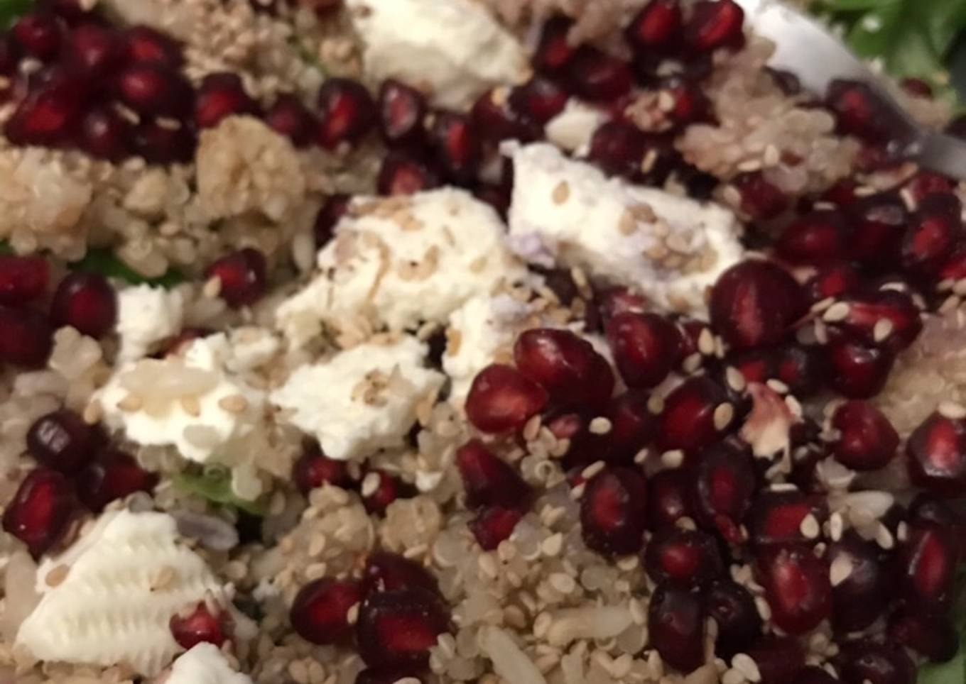 Ensalada rápida para la cena con granada y quinoa