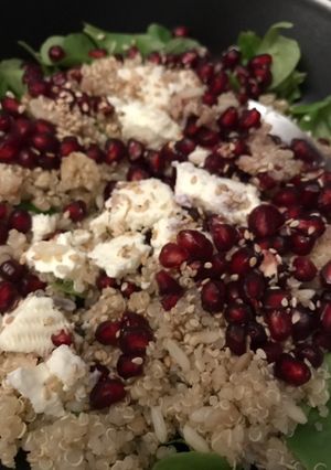 Una foto de Ensalada rápida para la cena con granada y quinoa