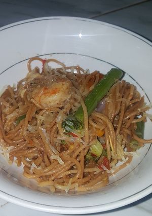 A picture of Fried spaghatti.