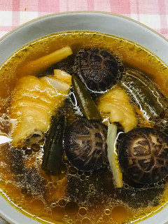 剝皮辣椒冬菇雞湯 的食譜成品照片