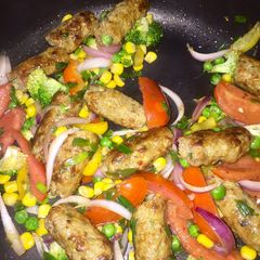 Chicken seekh kabab with vegetables A picture of Chicken seekh kabab with vegetables.