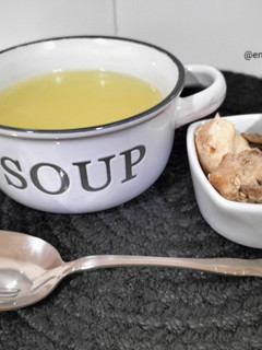 Una foto de Caldo de pollo y verduras en olla rápida