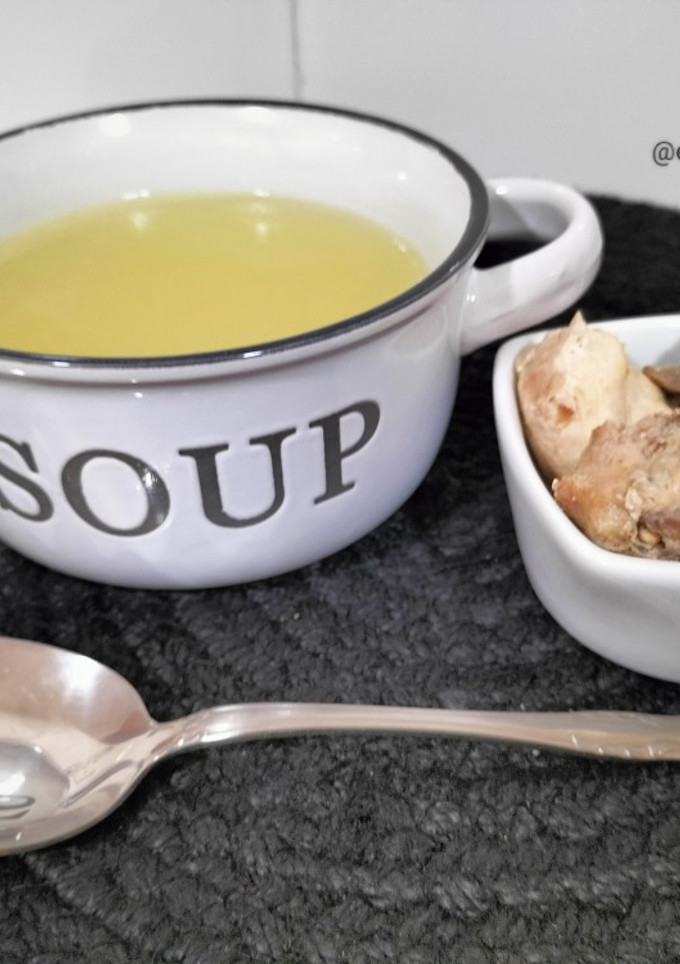 Una foto de Caldo de pollo y verduras en olla rápida