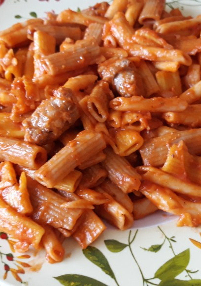 Una foto de Macarrones con salchichas caseras al romero