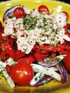 Una foto de Ensalada de pimientos asados con atún y bulbo de anís