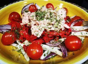 Una foto de Ensalada de pimientos asados con atún y bulbo de anís