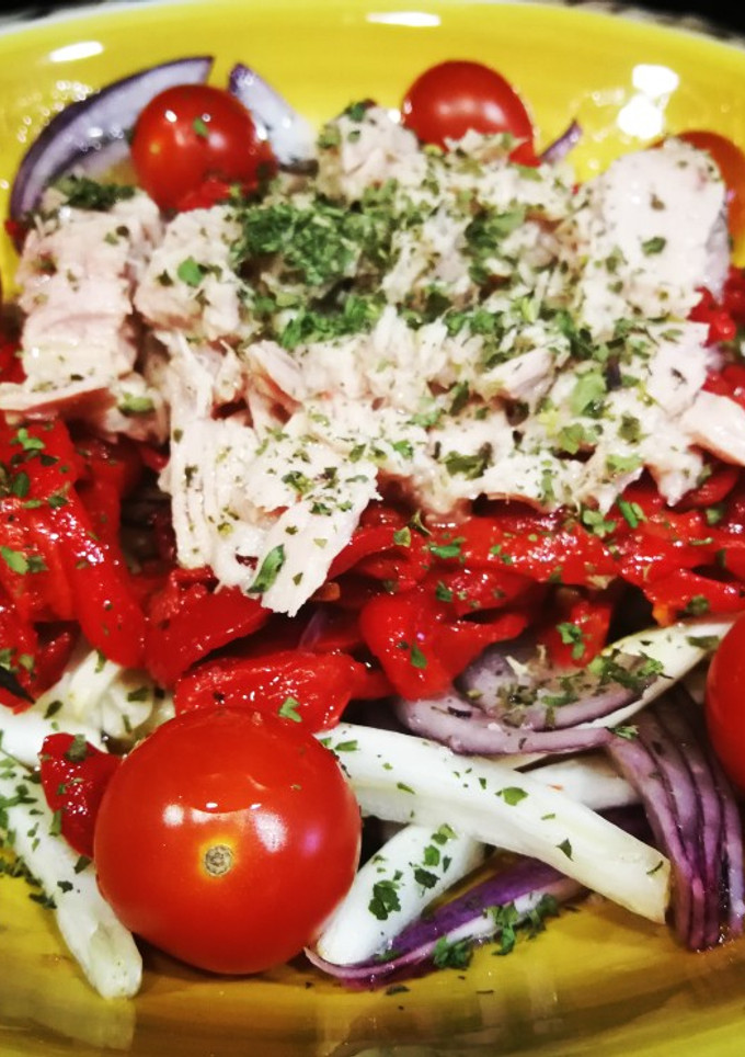 Una foto de Ensalada de pimientos asados con atún y bulbo de anís