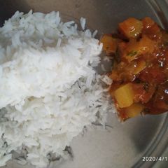 A picture of Alu tomato menthi curry.