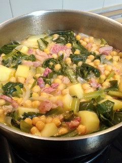 Una foto de Aprovechando restos: codillo con acelgas, garbanzos y patatas