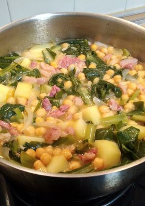 Una foto de Aprovechando restos: codillo con acelgas, garbanzos y patatas