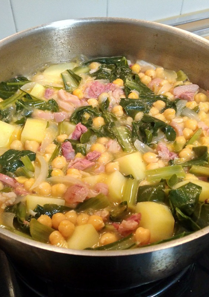 Una foto de Aprovechando restos: codillo con acelgas, garbanzos y patatas
