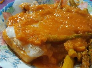 Una foto de Cogotes de merluza con salsa de manzana, sidra y trigueros