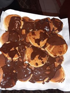 صورة لوصفة بان كيك مع صوص الشوكولا