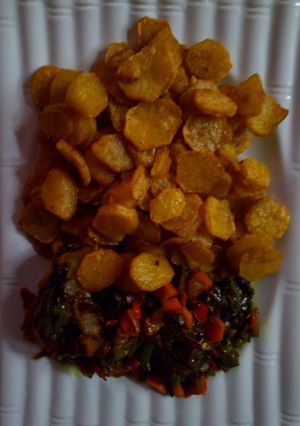 A picture of Fried Irish potatoe with vegetable Sauce.