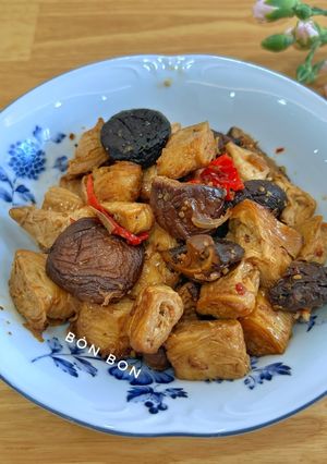 Hình của món Tàu Hũ Ky Nấm Đông Cô Kho Sả Ớt.