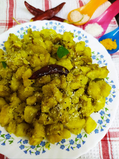 कच्चे केले भाजी (Raw Banana Bhaji Recipe In Hindi) रेसिपी मुख्य फोटो