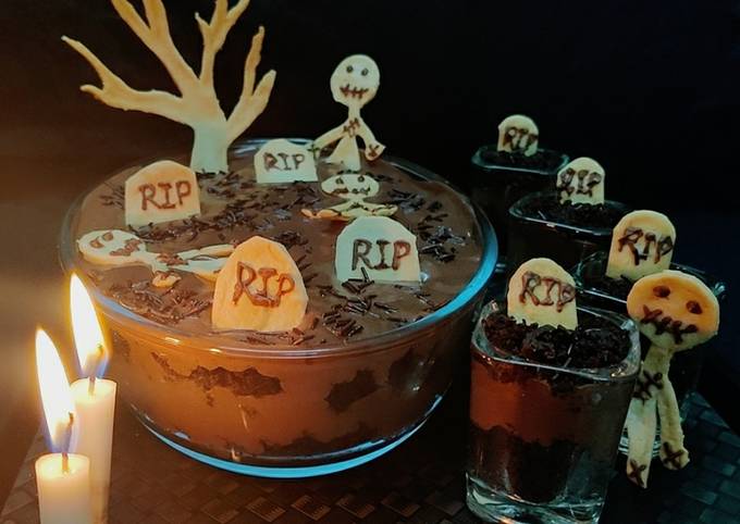 Graveyard chocolate mousse cake parfait