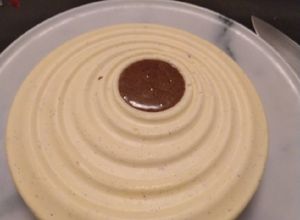 Une photo de Entremet vanille noix de pécan