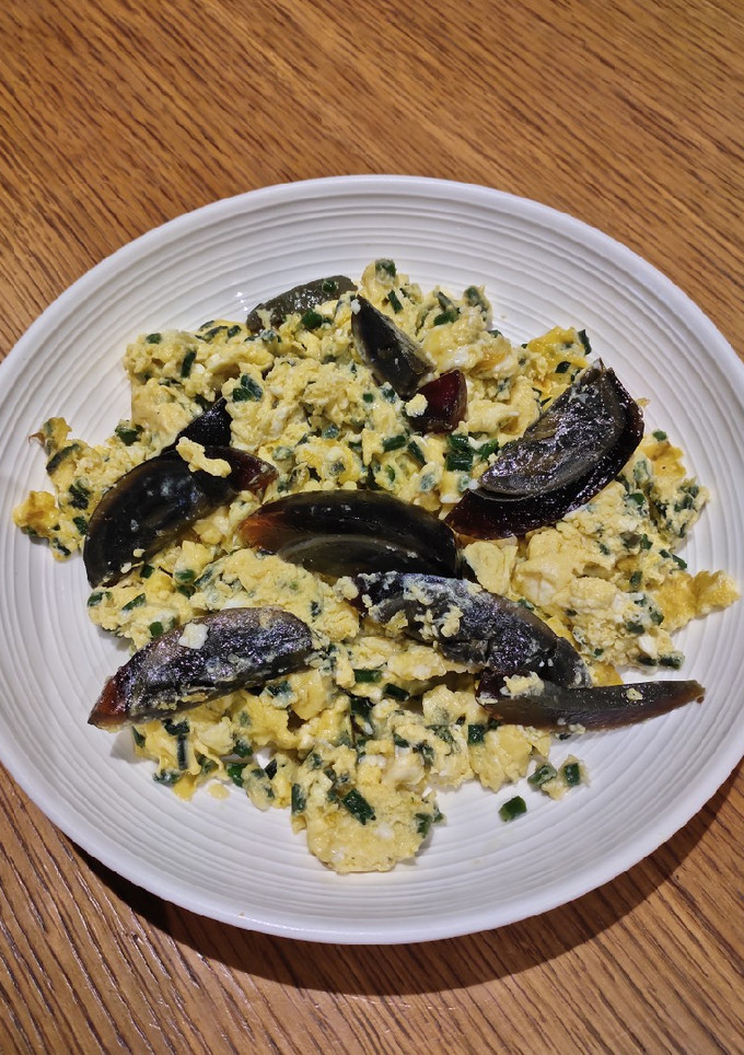 A picture of Eggs with Chives.