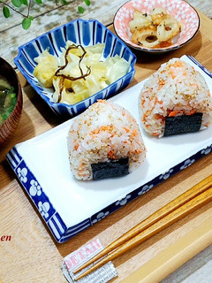 鮭魚三角飯糰 的食譜成品照片