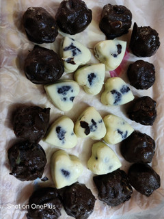 A picture of Dry fruits chocolate.