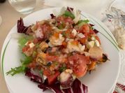 Una foto de ensalada fria de mariscos