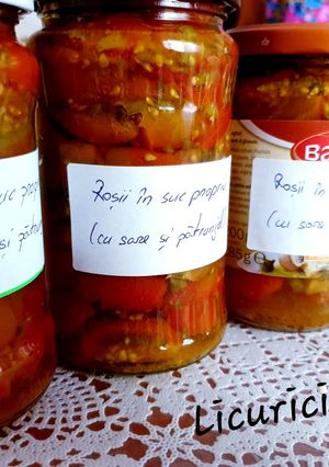 O poză a rețetei Roșii în suc propriu (cu sare și pătrunjel).