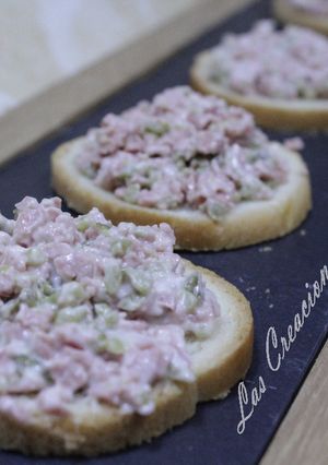 Foto principal de Canapés de salpicón de carne y pepinillos, en la monsieur cuisine