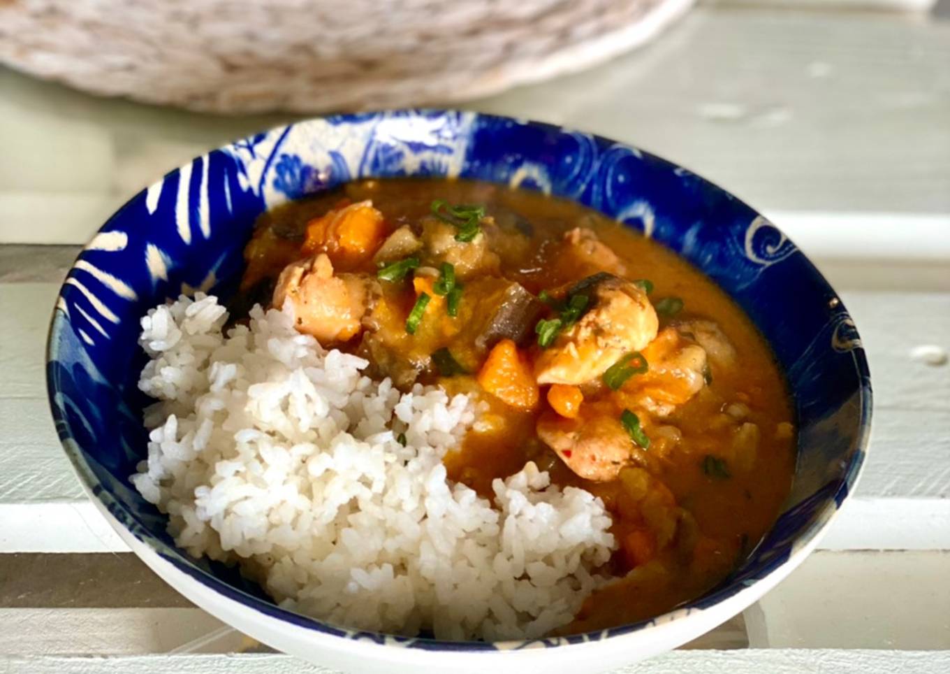 Pollo marinado al curry rojo con muchas verduras