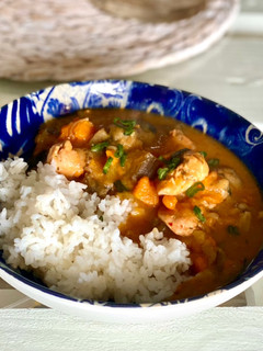Una foto de Pollo marinado al curry rojo con muchas verduras