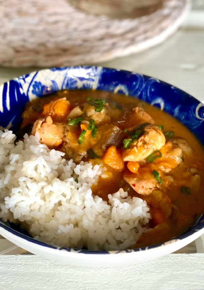 Una foto de Pollo marinado al curry rojo con muchas verduras