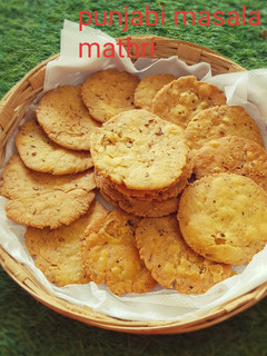 પંજાબી મસાલા મઠરી (punjabi masala mathri recipe in gujarati) રેસીપી મુખ્ય ફોટો