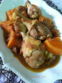 Una foto de Pollo estofado con boniato, pasas sultanas, cúrcuma y jengibre