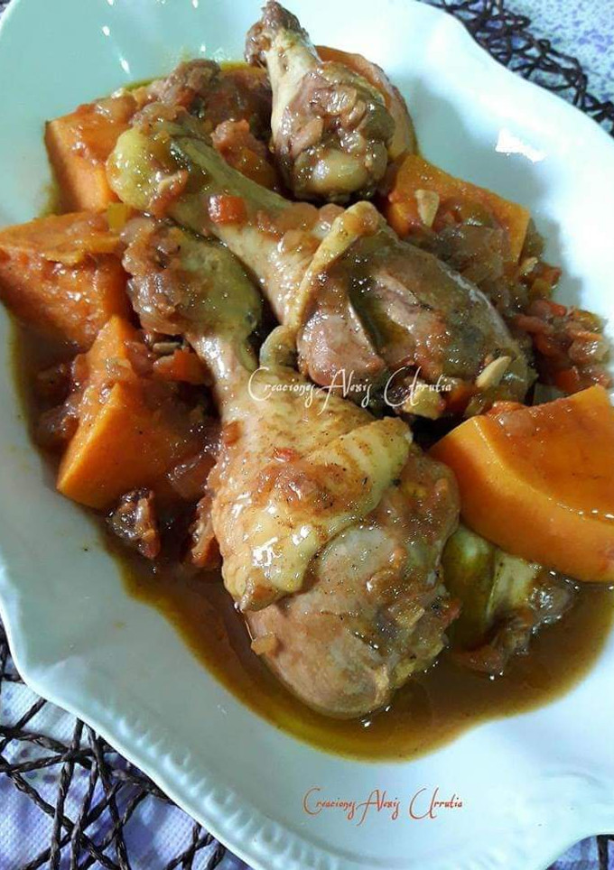 Una foto de Pollo estofado con boniato, pasas sultanas, cúrcuma y jengibre