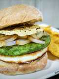 Hamburguesa de pollo y espinacas con cebolla y doble de queso