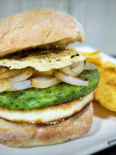 Una foto de Hamburguesa de pollo y espinacas con cebolla y doble de queso