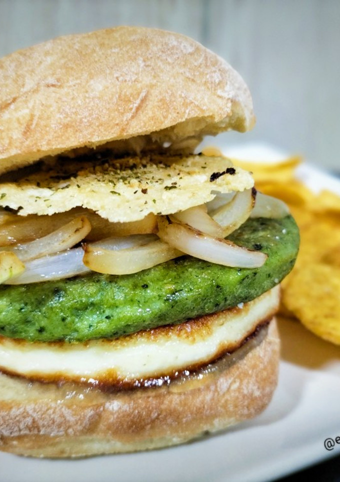 Una foto de Hamburguesa de pollo y espinacas con cebolla y doble de queso