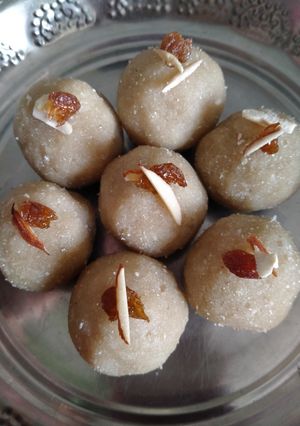 पोहा लड्डू (Poha ladoo recipe in Hindi) रेसिपी मुख्य फोटो
