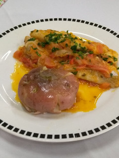 Una foto de Pescado a la portuguesa con papas rústicas aplastadas