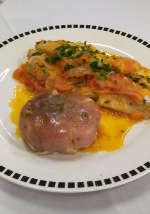 Una foto de Pescado a la portuguesa con papas rústicas aplastadas