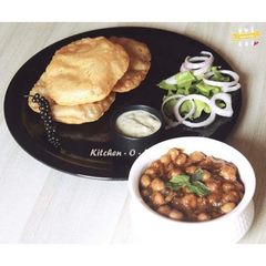 A picture of Punjabi Chole Puri.