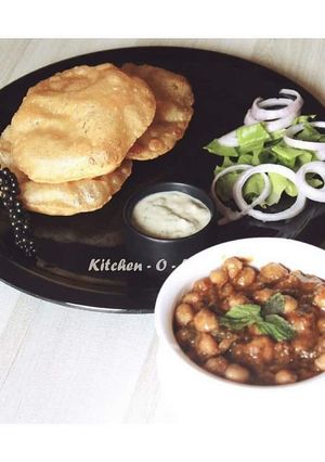 A picture of Punjabi Chole Puri.