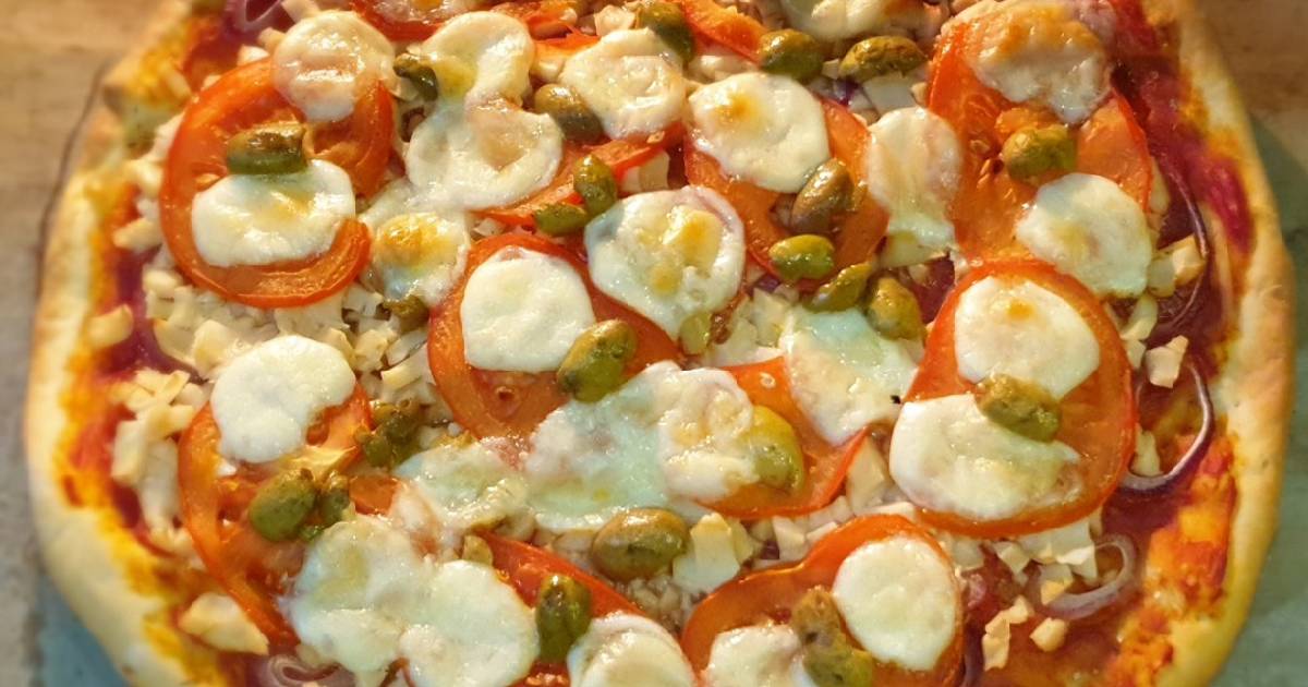 Пицца с моцареллой и помидорами и колбасой рецепт с фото