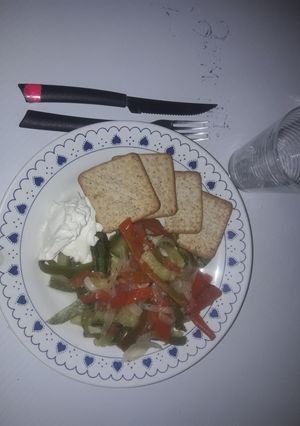 Una foto de Verduras salteadas con galletitas de salvado y queso