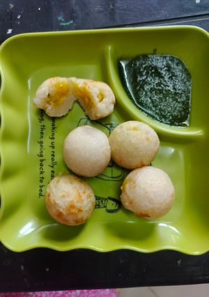 A picture of Sooji balls with stuffed potato.