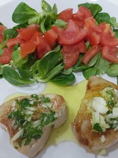 Una foto de Atún fresco con vinagreta de cebolla y perejil