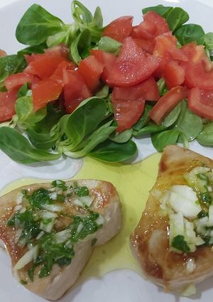 Una foto de Atún fresco con vinagreta de cebolla y perejil